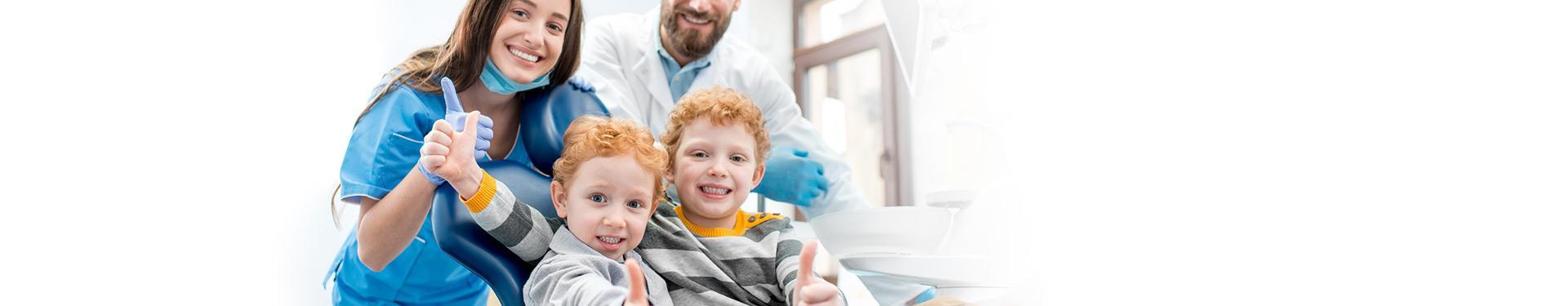 dziećmi zadowolone z wizyty u stomatologa