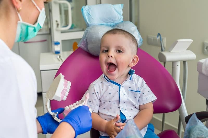 mały chłopiec u stomatologa
