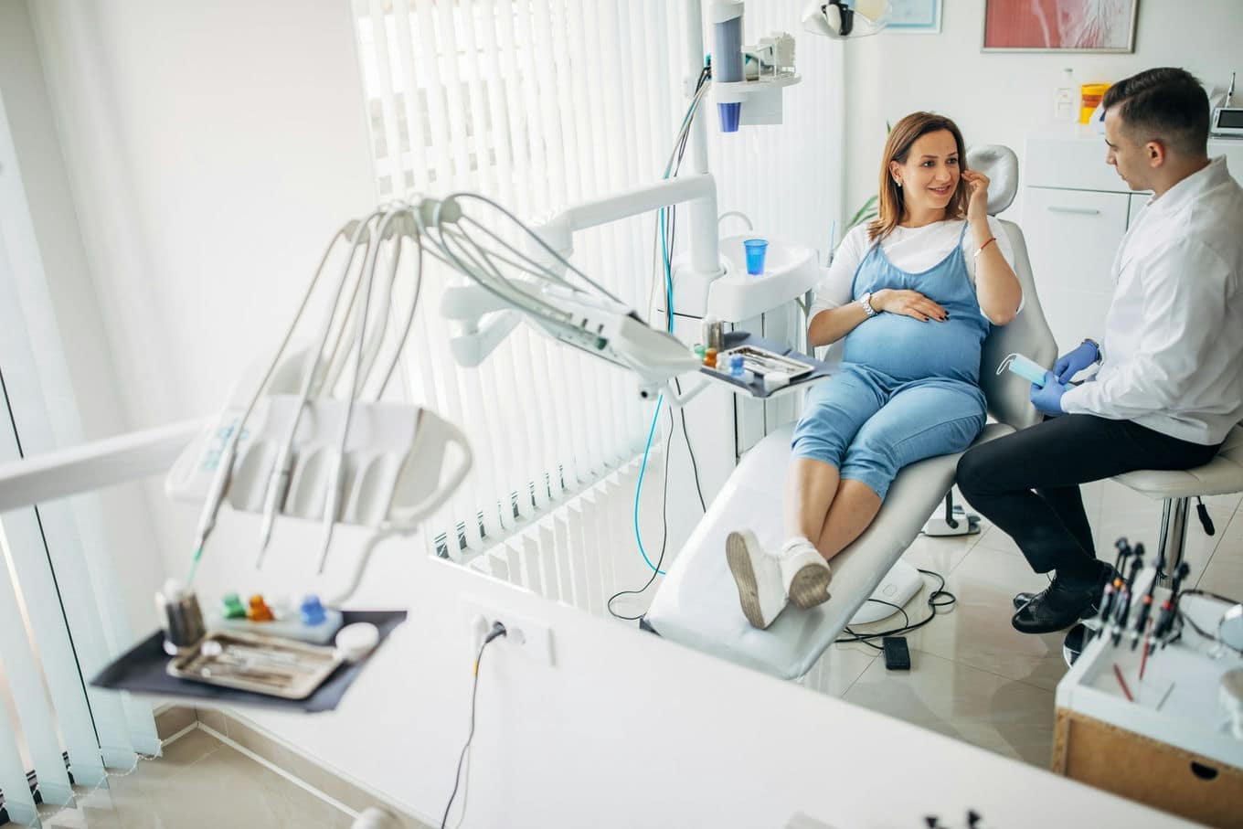 ciężarna kobieta u dentysty