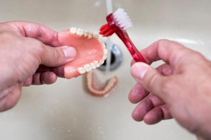 czyszczenie protezy zębowej