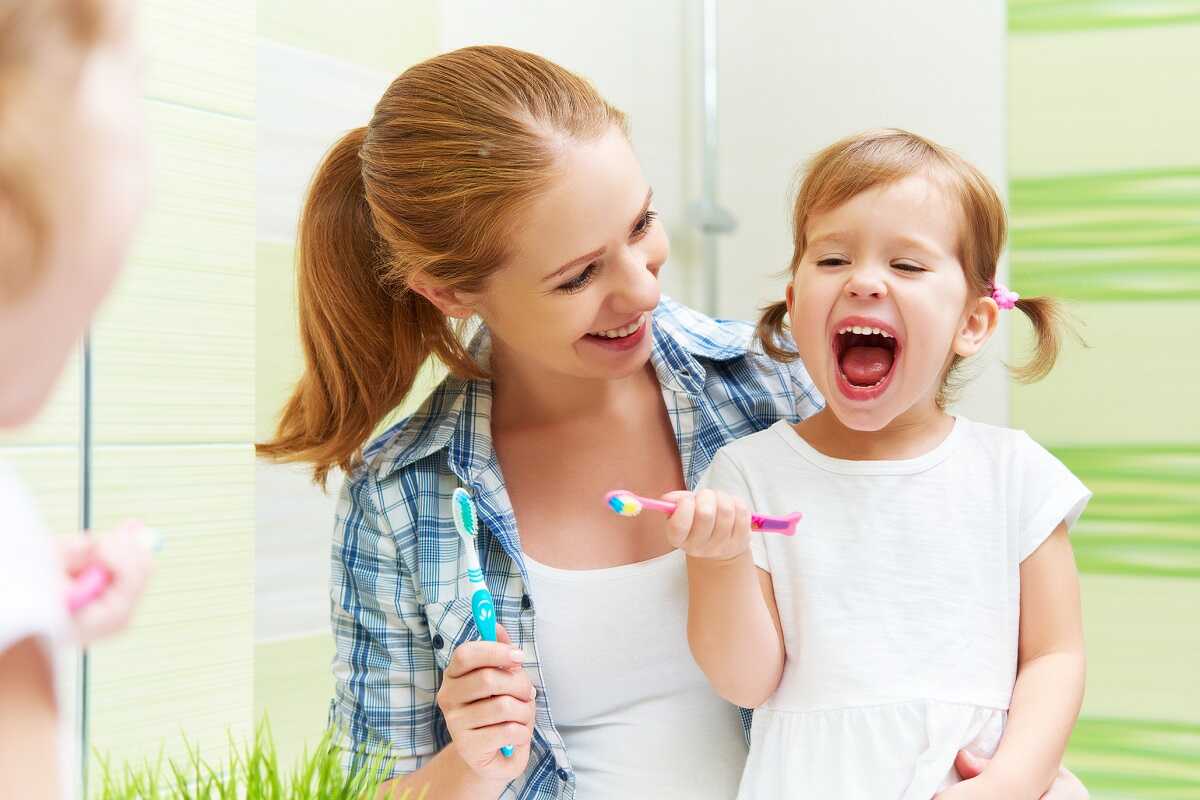 dziecko myje zęby