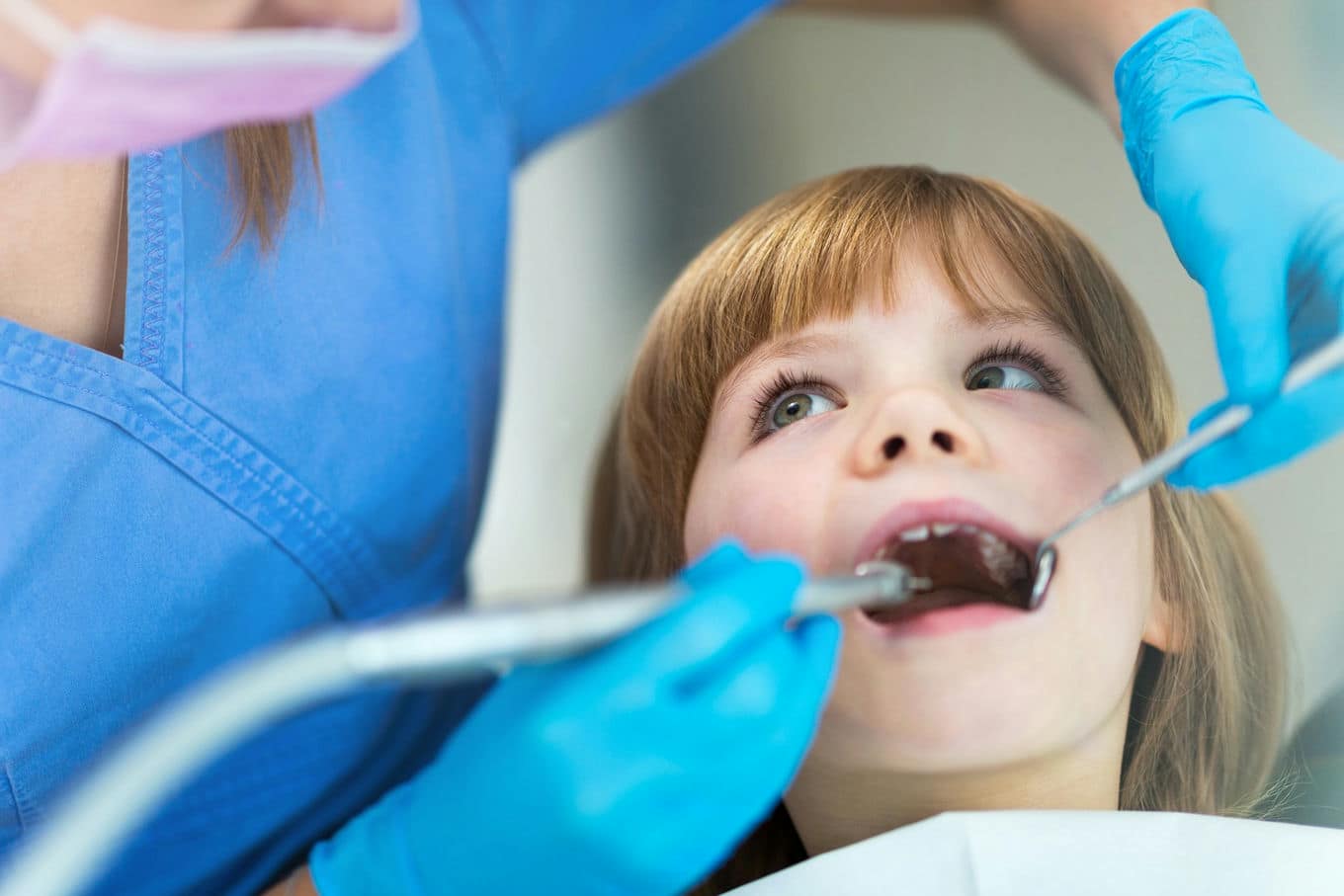 dziewczynka na fotelu dentystycznym