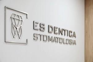 es medica stomatologia logo w poczekalni