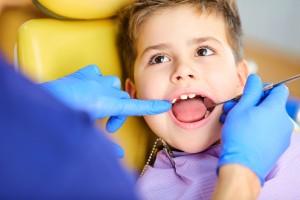 Dziecko z otwarta buzia podczas zabiegu stomatologicznego